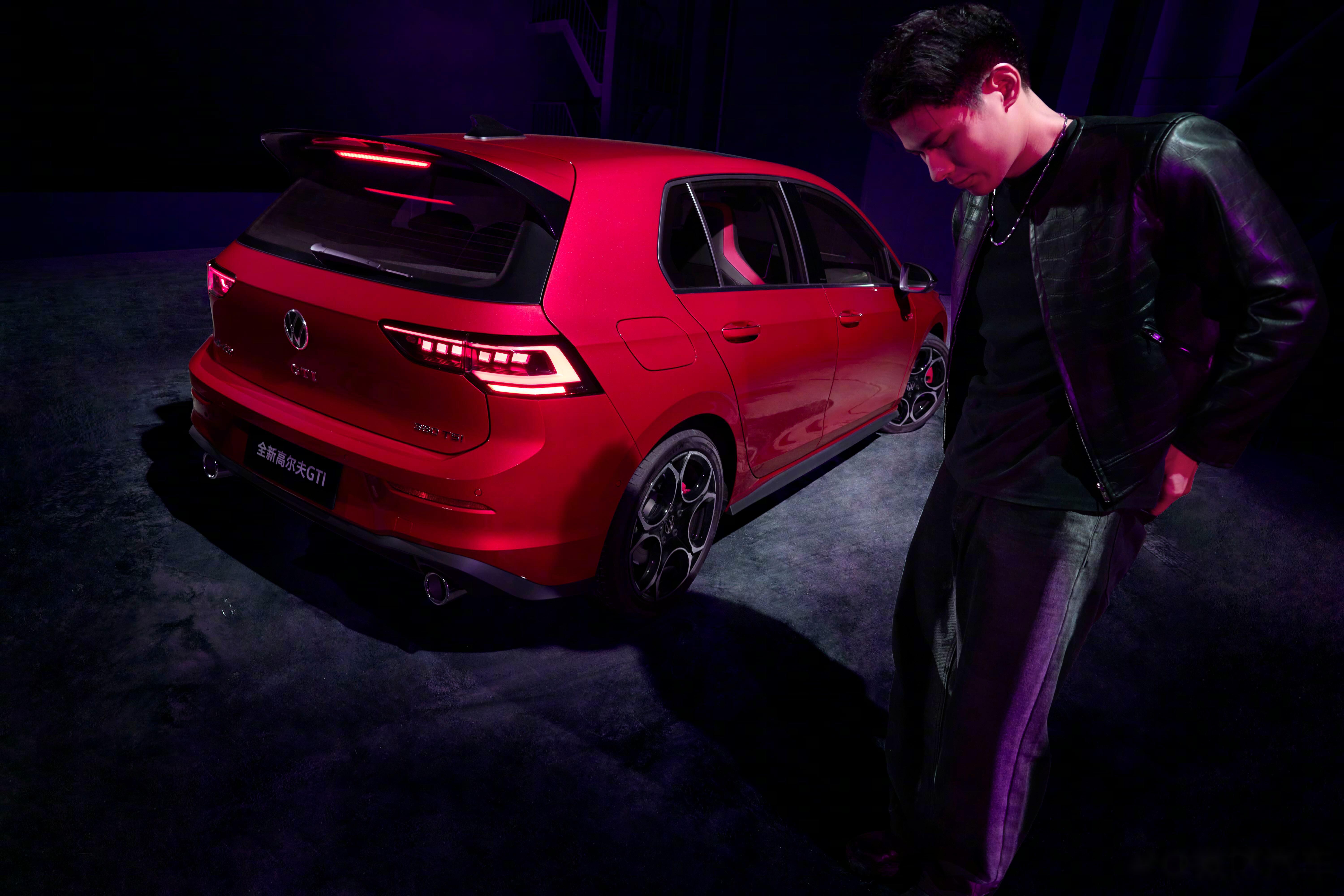 关于高尔夫场外新闻不断，话题热度爆表的信息