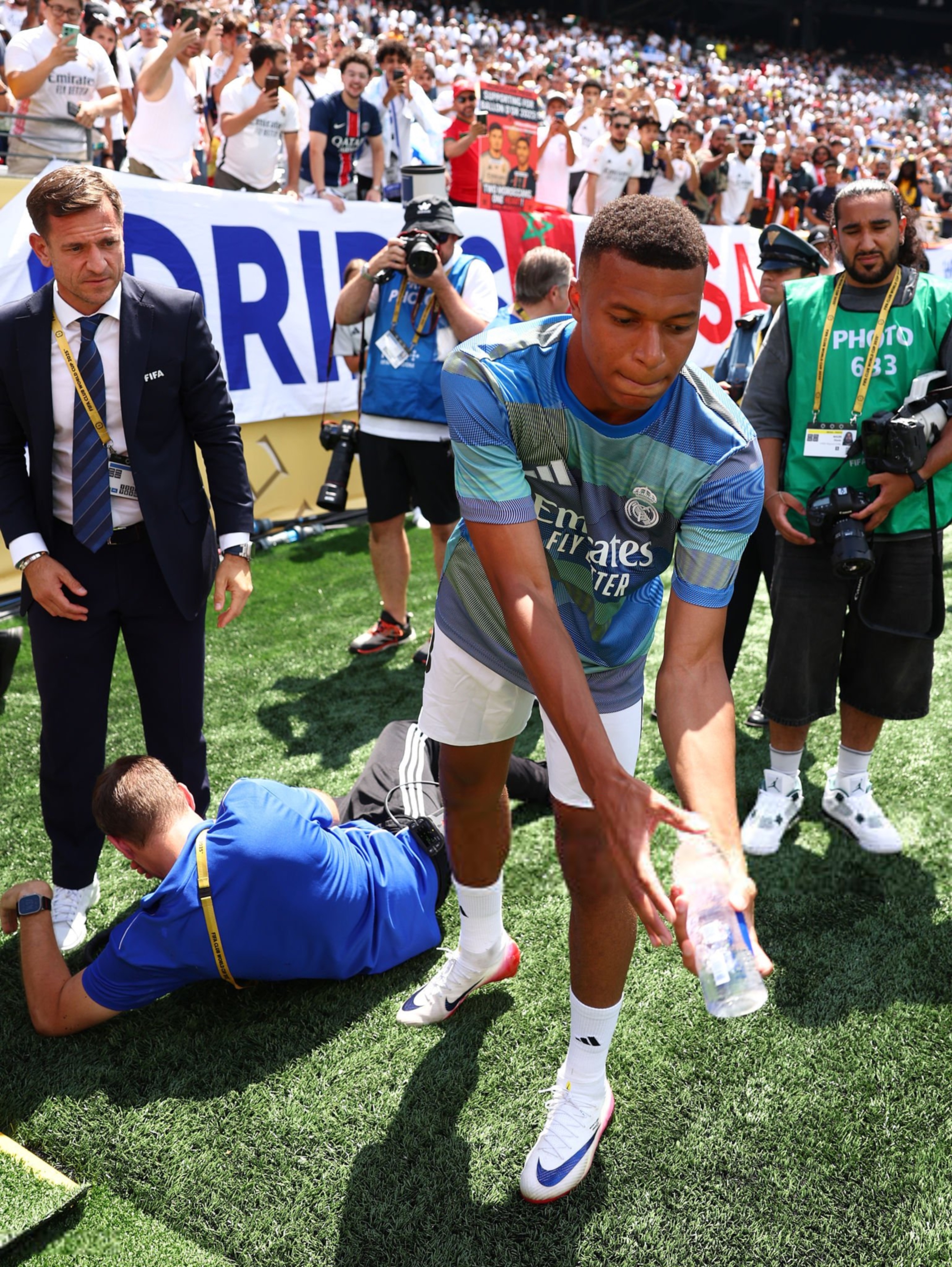 全球热议！足球场外八卦引关注