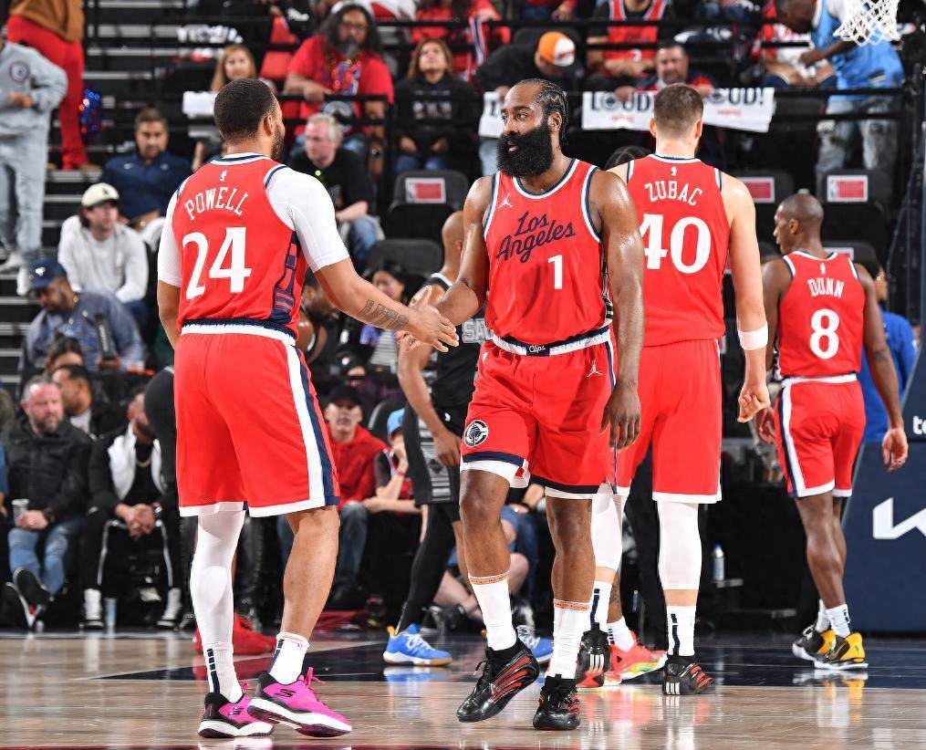 广东队翻盘马刺，哈登带队取胜