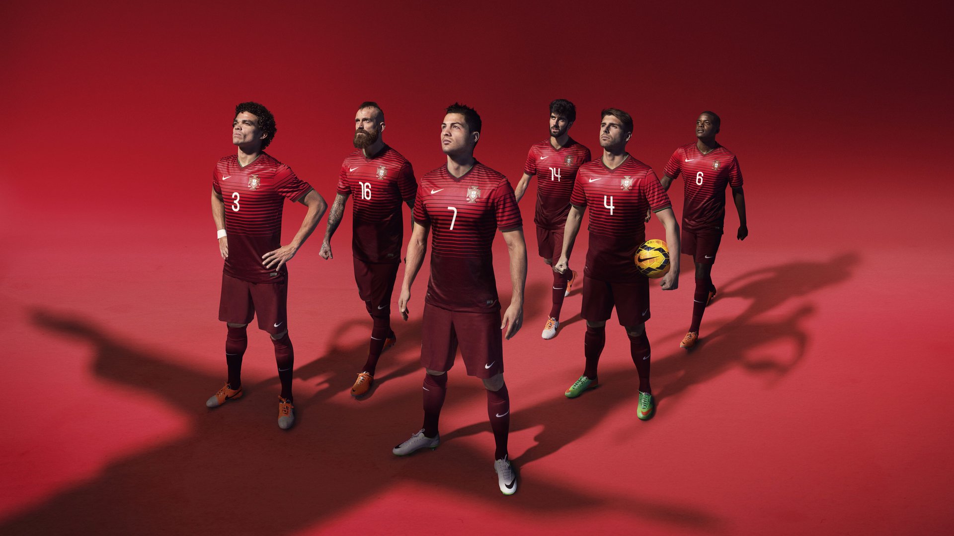 绿茵双面镜，苏亚雷斯的独角戏与土耳其的团队交响曲