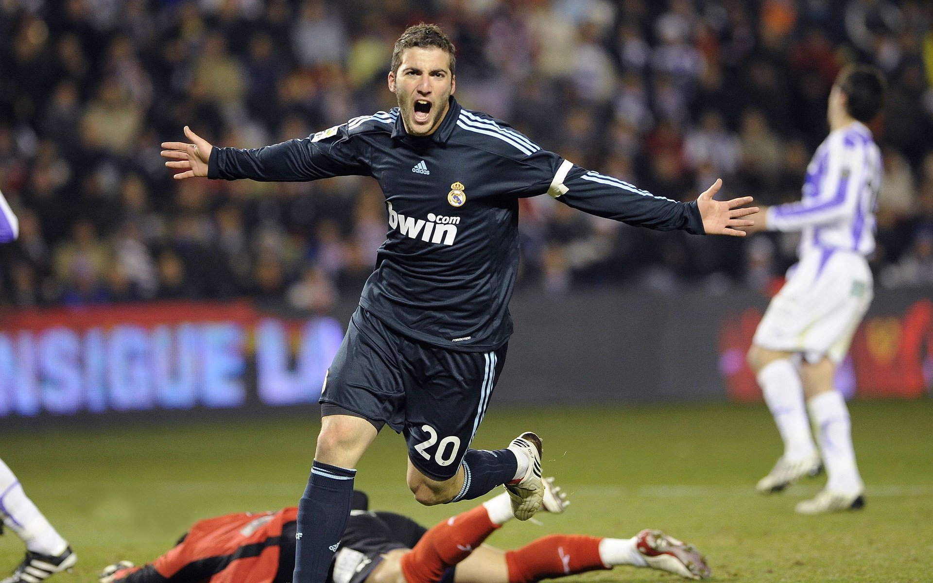 爆发与压制，足球场上截然不同的胜利哲学—格列兹曼的个人闪光与摩洛哥的集体窒息术