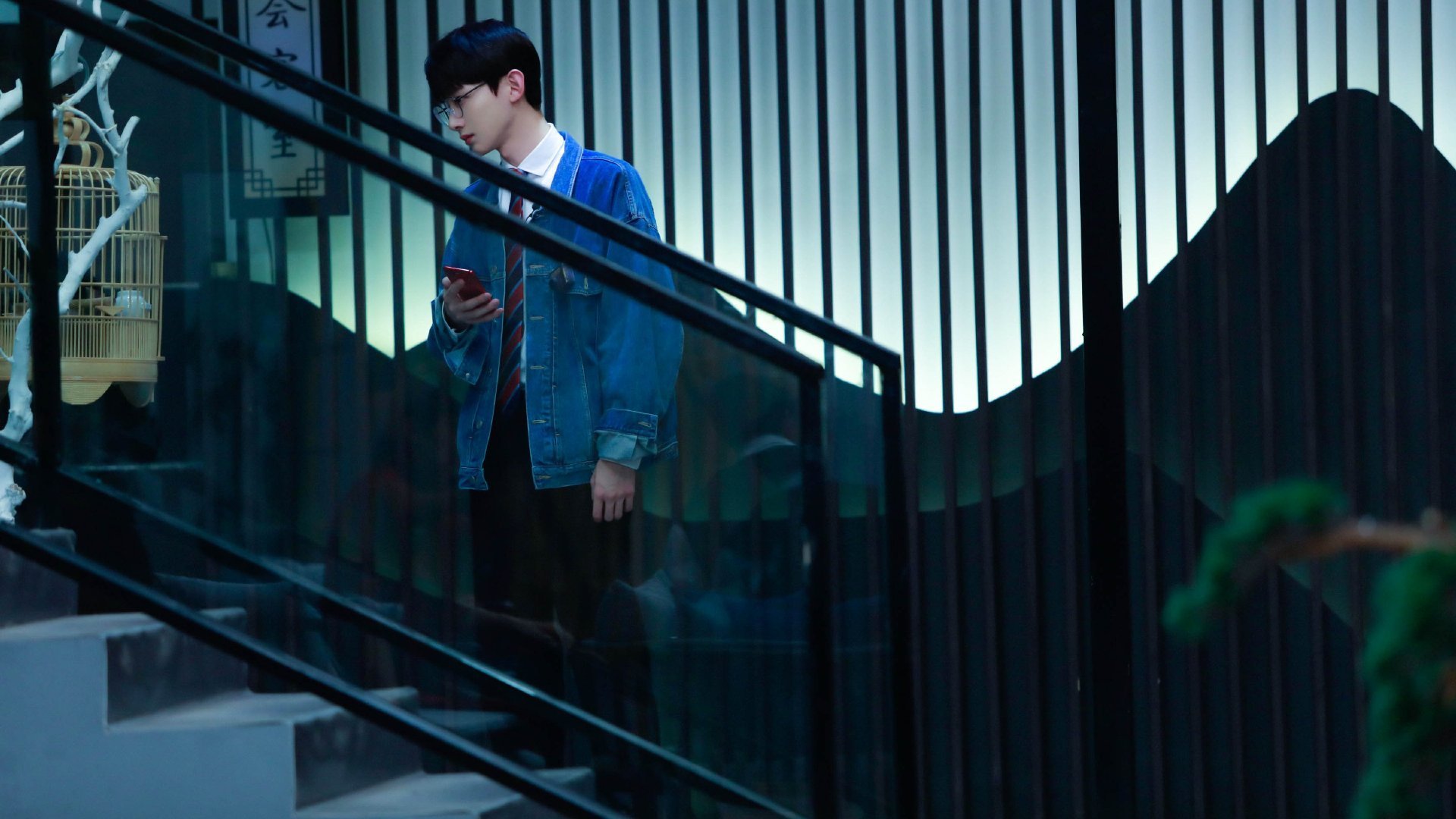 东方绿茵场上的独舞，莱万以一敌众撕裂蓝军防线